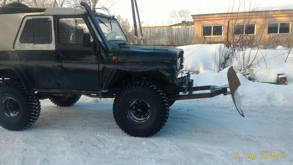 Поворотный отвал для уборки снега на Уаз 3151