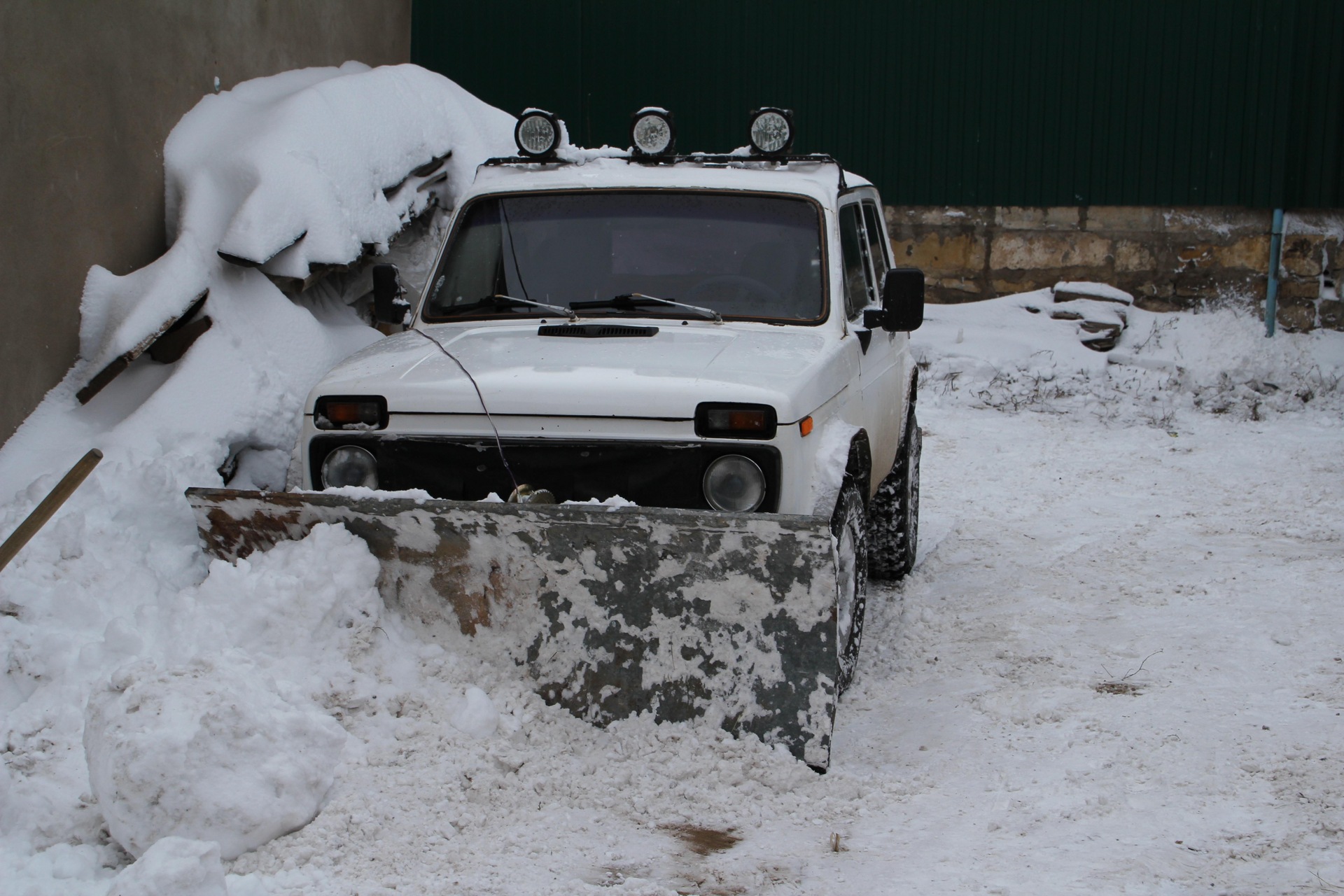 Лопата самодельная для чистки снега на НИВУ